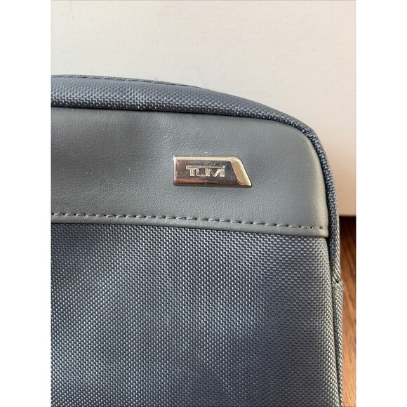 TUMI for DELTA Airlines Travel / Storage Toiletry Bag Nylon Softcase w Amenities - Picture 2 of 4